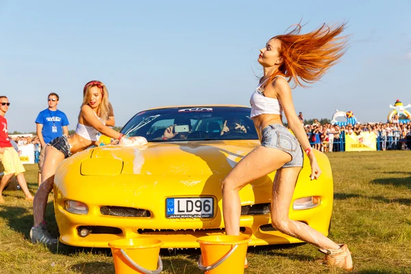 Κορίτσια ανταγωνίζονται σε μια σέξι δεξαμενή αυτοκίνητα — Φωτογραφία Αρχείου