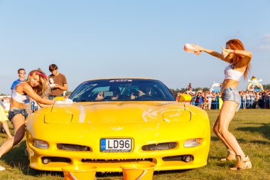 Kız seksi tank otomobillerde rekabet