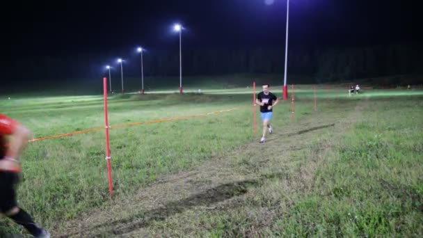 Les participants de la course Night 10 surmontent la distance — Video