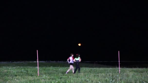 De deelnemers van de race nacht 10 overwinnen de afstand — Stockvideo