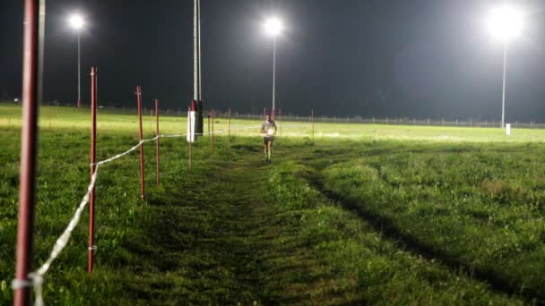 レースの夜 10 の参加者は、距離を克服します。 — ストック動画