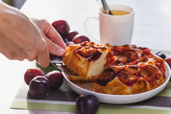 Gâteau aux prunes et tasse de thé — Photo