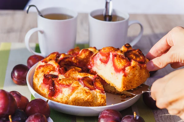 Gâteau aux prunes et deux tasses de thé — Photo