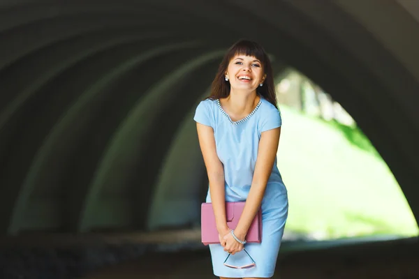 Bella donna in un abito blu — Foto Stock