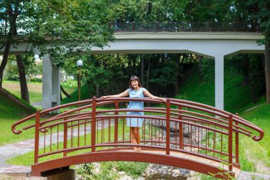 Köprüde duran güzel genç kadın