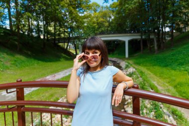 Köprüde duran güzel genç kadın