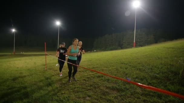 Účastníci závodu noc 10 překonat vzdálenost — Stock video
