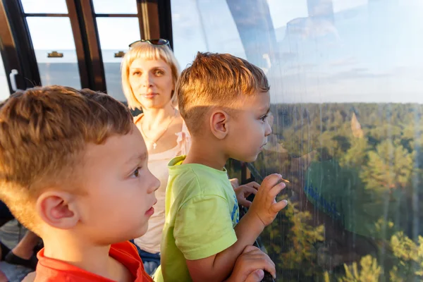 Hermanos gemelos y paseo con mamá en el teleférico —  Fotos de Stock