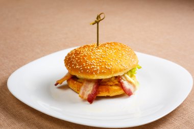 Pastırma ile büyük ve lezzetli hamburger