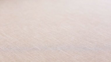 Garson bir plaka ile hamburger getirdim