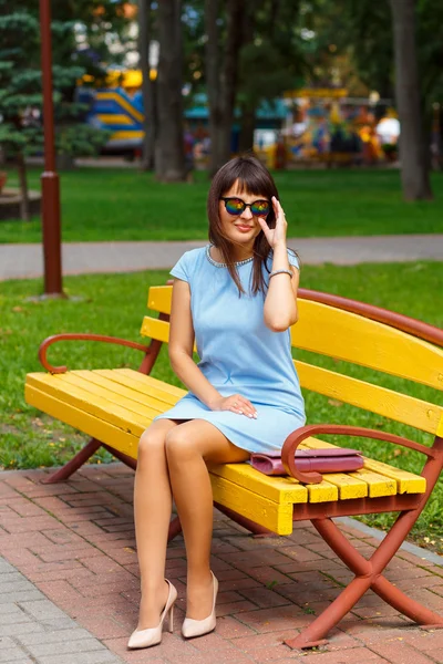 Eine junge braunhaarige Frau in blauem Kleid — Stockfoto