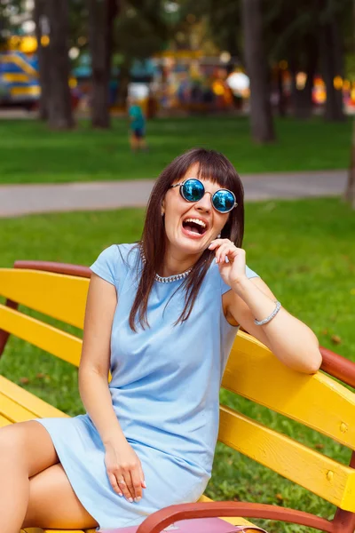 Una giovane donna dai capelli castani in abito blu — Foto Stock