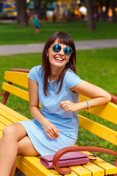 Una joven mujer de cabello castaño en vestido azul —  Fotos de Stock