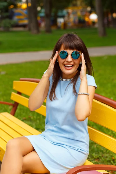 Uma jovem mulher de cabelos castanhos em vestido azul — Fotografia de Stock