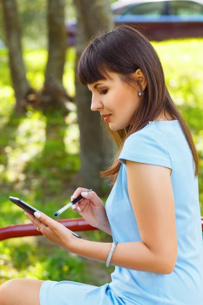 Mujer de negocios joven usando tableta — Foto de Stock