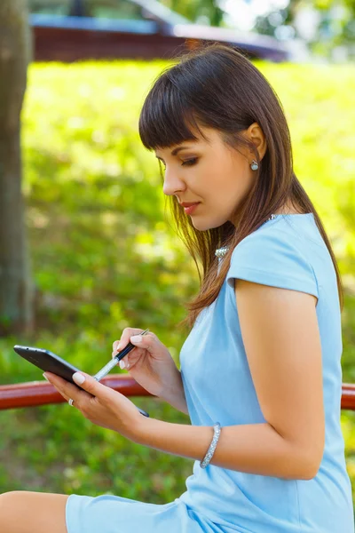 Mujer de negocios joven usando tableta — Foto de Stock