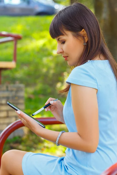 Mujer de negocios joven usando tableta —  Fotos de Stock