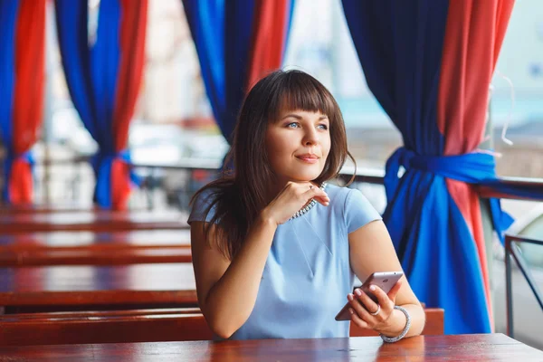 Mujer usando teléfono móvil — Foto de Stock