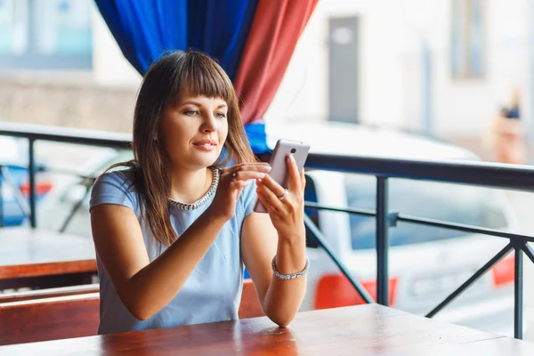 Una joven está usando su teléfono inteligente —  Fotos de Stock