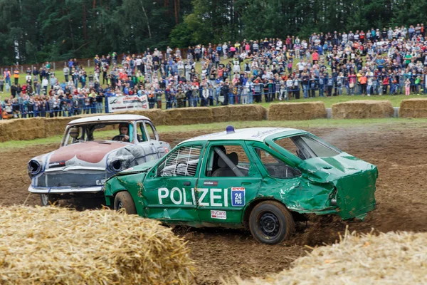 Car fighting for survival — Stock Photo, Image