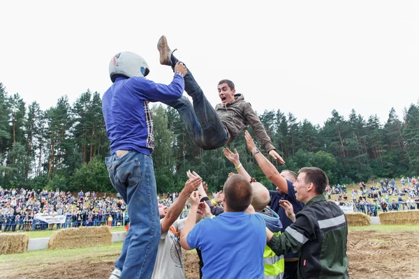 Taistelun voittaja juhlii voittoa. — kuvapankkivalokuva