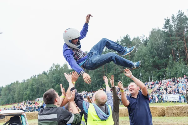 Taistelun voittaja juhlii voittoa. — kuvapankkivalokuva