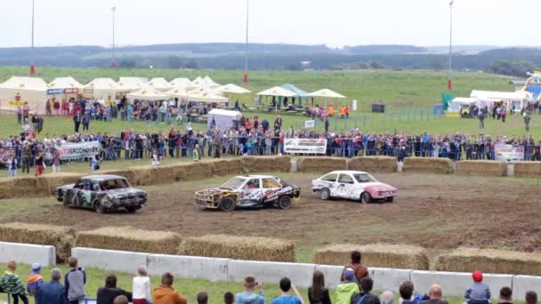 Auto kämpft ums Überleben — Stockvideo