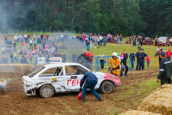 Firefighters extinguish a car — Stock Photo, Image