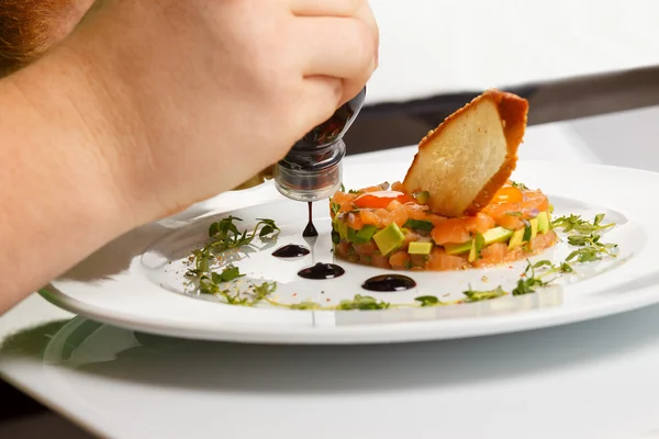 Chef professionista decorare il salmone con Avocado Tartare — Foto Stock
