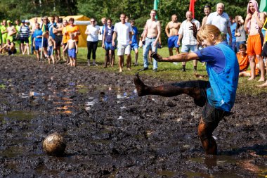 Kadınlar savaş için açık Belarus Şampiyonası üzerinde marsh futbol topu