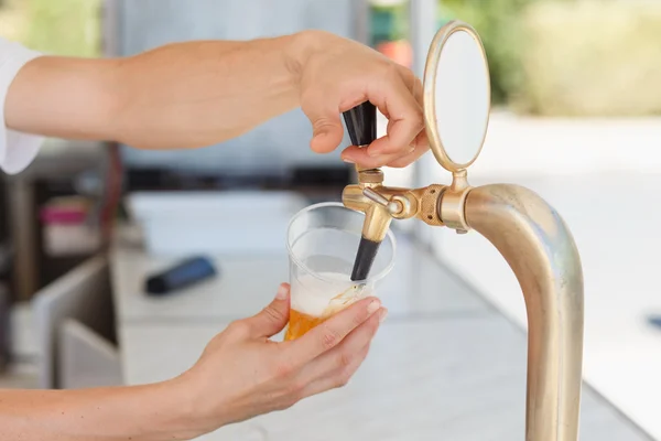 Draft beer pour — Stock Photo, Image