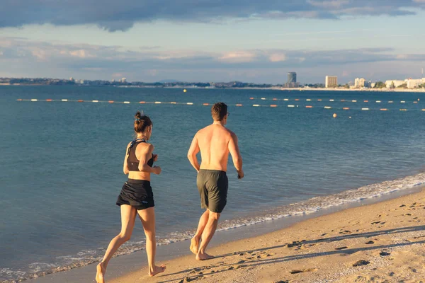 Пара бегущих на открытом воздухе на пляже — стоковое фото