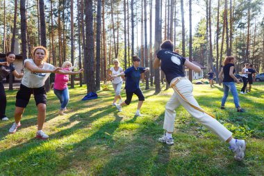 capoeira ustası öğretmen ile öğrenci grubu
