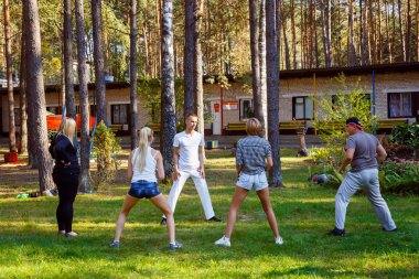 capoeira ustası öğretmen ile öğrenci grubu