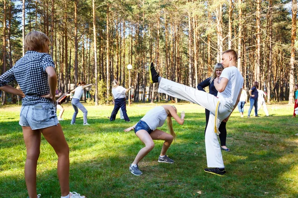 Grupa capoeira uczniów z nauczycielem mistrza — Zdjęcie stockowe