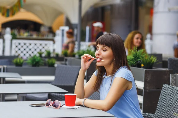 Retrato de hermosa mujer caucásica — Foto de Stock