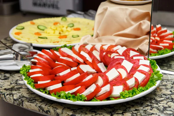 Une assiette de fromages tranchés — Photo