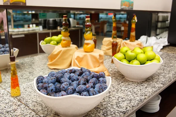 Bowl with fresh peaches, plums and apples — Stock Photo, Image