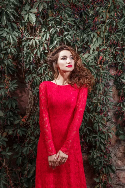 Mulher bonita em vestido vermelho longo — Fotografia de Stock