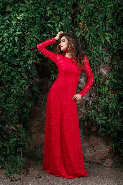 Gyönyörű fiatal nő, hosszú piros ruha — Stock Fotó