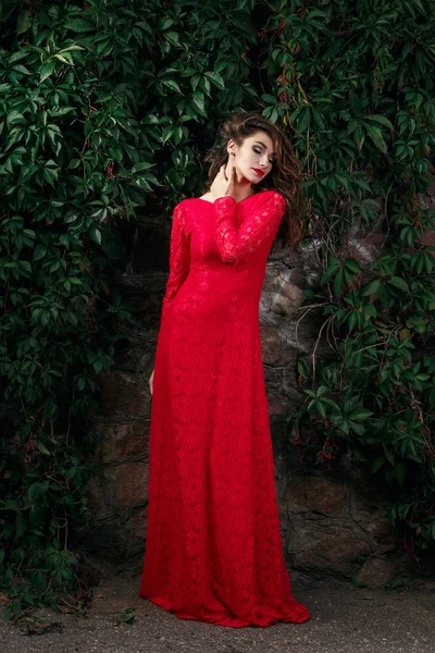 Gyönyörű fiatal nő, hosszú piros ruha — Stock Fotó