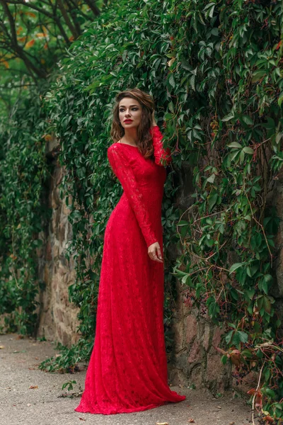 Красива молода жінка в довгій червоній сукні — стокове фото