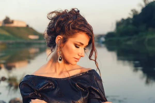 Hermosa joven mujer de moda posando en vestido en la costa del río —  Fotos de Stock