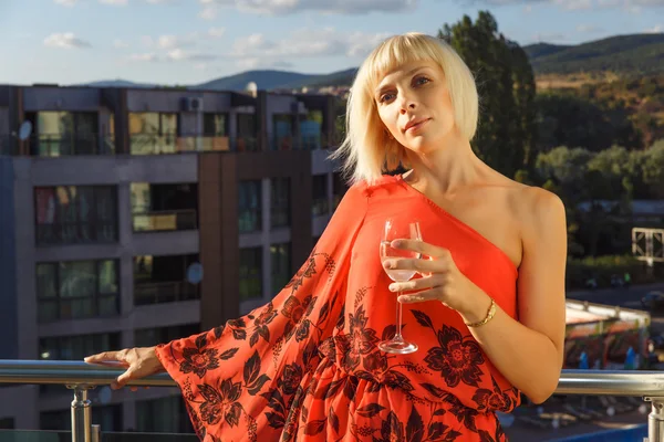 Krásná žena stojí na balkóně — Stock fotografie