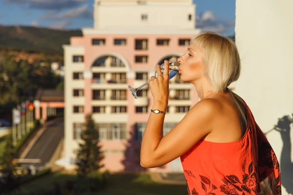 Hermosa mujer de pie en balcón —  Fotos de Stock