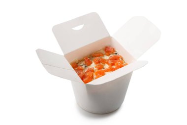 Karton bir kutuda suşi salatası götürmek için. Üst Manzara. Tüm malzemeler katmanlara göre dizilir. Beyazın üzerine yerleştirilmiş.