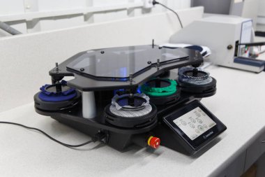 Kumaşların mekanik aşınma testlerine karşı direncini belirleyen cihaz çeşitli kumaşlardan örnekler