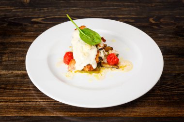 Izgara tavuk göğsü, kabak ve zeytin yağı, sarımsak ve soya sosuyla marine edilmiş patlıcan. Sağlıklı yiyecekler.