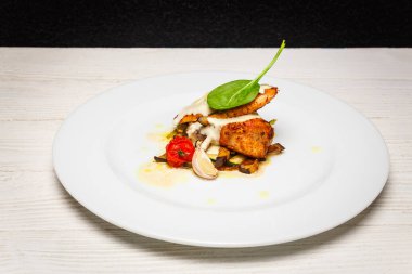 Izgara tavuk göğsü, kabak ve zeytin yağı, sarımsak ve soya sosuyla marine edilmiş patlıcan. Sağlıklı yiyecekler.