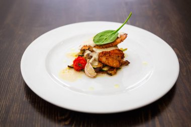 Izgara tavuk göğsü, kabak ve zeytin yağı, sarımsak ve soya sosuyla marine edilmiş patlıcan. Sağlıklı yiyecekler.